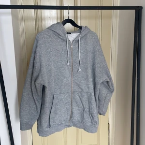 Grå huvtröja från Zara - Grå sweatshirt från Zara! Skicket är 2/5 då den är väl använd. Köpt för ca 4-5 år sedan och är väldigt mysig! Säljer pga ingen användning numera. Storlek M, stor i storleken. 