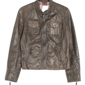 Skinnjacka  - En vintage skinnjacka köpt för ungefär 1 månad sedan. Säljer den på grund av att den inte passar mig. Den är i storlek L men skulle säga att den är som en S/M, alltså liten i storleken🫶🏻