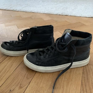 Filippa K sneakers - Höga svarta sneakers i äkta läder. Storlek 36.  Använda ca 3 gånger. 