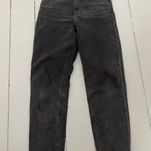 Relaxed Fit High Jeans - Hej! Nu säljer jag dessa jeans från H&M (barn). De är 10-11 år och 146 i storlek.  De är inte jätte smala utan lite puffiga, hoppas att du kommer tycka om dem. Såklart så tvättas de innan de skickas iväg hem till dig eller butik. Tack!🤗💕