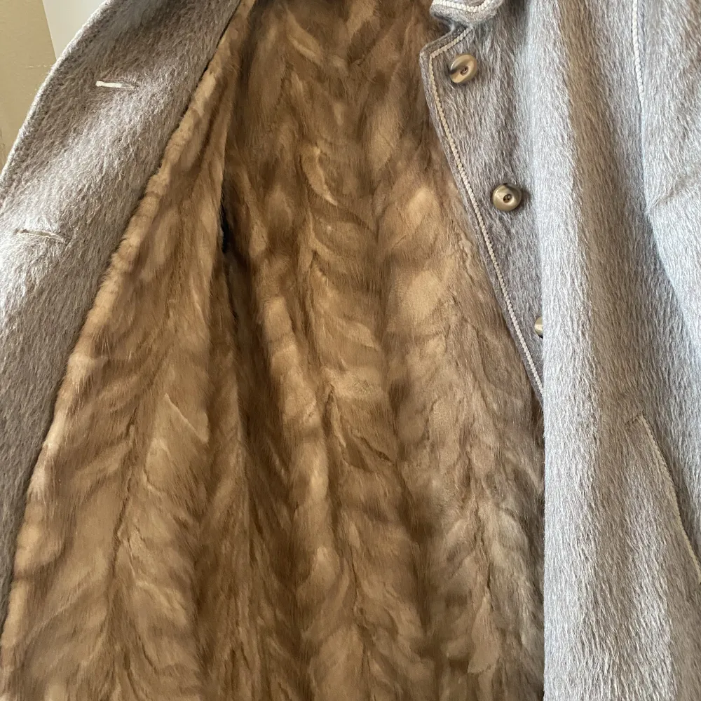 Vintage fur coat in great condition. Inside fur makes it so warm for the winter . Jackor.