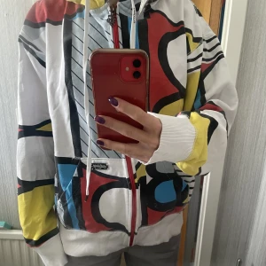 Hoodie  - Cool zipup hoodie från Billabong. Storlek L men sitter snyggt om man vill ha en oversized tröja. Hör av er vid frågor samt fler bilder! 