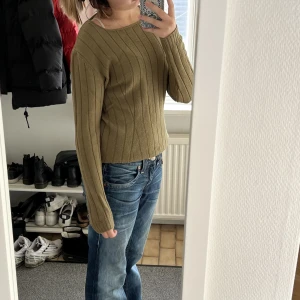 stickad tröja  - Grön stickad tröja, köpt second hand. Super fint skick! 