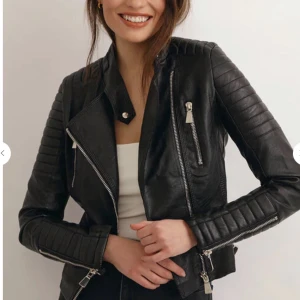 Skinnjacka  - Hej! Säljer min fina skinnjacka som jag inte fått så mycket användning av då den inte passar mig i storleken! Den är använd ett fåtal gånger men den är i mycket gott skick! Obs den är lite mindre i storleken jag brukar ha s-m. Snabb affär 50kr rea 