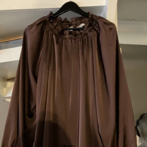 Blus  - Oanvänd. Stor i storlek. 