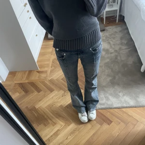 Weekday low waist jeans - Säljer dessa lågmidjade bootcut jeansen ifrån Weekday som är i modellen millenial, storlek 29. Mycket bra skick. 💙