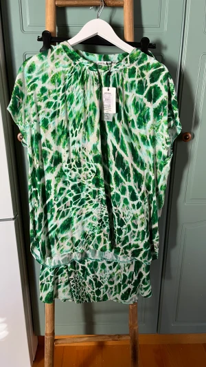 Läcker i grönt  - Blus och kjol helt oanvända, fräsch dress att ha tillsammans som klänning eller var för dig till vit byxa eller blus. Säljs nu för 300:- per plagg eller 500:-  för båda två. Nypris 1550:- sommar 2022