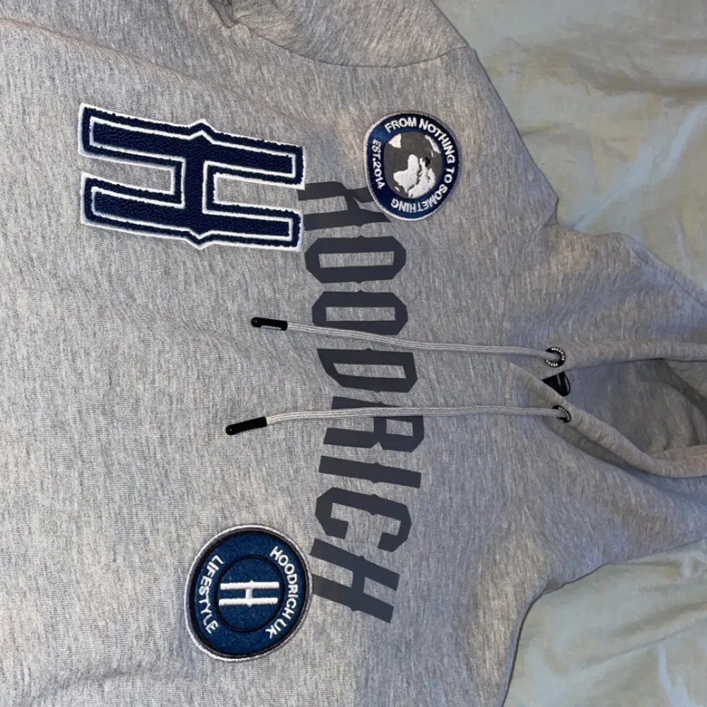 Hoodrich hoodie som inte kommit till användning (nyskick)  Beställde från jd sports för 850kr.. Hoodies.