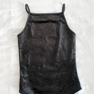 Glittrig body - Jättefin body från H&M som endast säljs då den blivit för tajt över brösten.  Knappt använd 💛