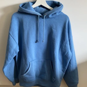 Hoodie  - Från bikbok i storlek S