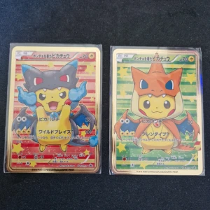 Pikachu Charizard Poncho Cosplay Set - Pokemon kort i metall, skickas för 15kr. 