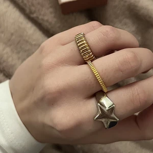 Chunky silver ring - Chunky silver ring som är i superbra skick!!💕 kan inte garantera att den är rostfri men den har hållt sig fin hitills! Köpt tillsmammans med en annan ring här på PLICK 🫶🤍