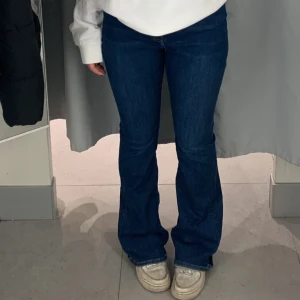 Y2K Bootcut💙 - Säljer dessa byxor då dem ej kommer till användning. Byxorna är i storlek L då jag ville att dem skulle vara stora nedtill, men eftersom dem har stretch passar dem även mig som vanligtvis har S/M👍🏻