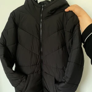 Jacka från noisy may  - Oanvänd jacka i storlek L  Prislapp finns kvar!  Nypris 549.95, säljes för 300 men går att komma överens om pris vid snabb affär  Kan även skicka mer bilder om det önskas! Kan mötas upp i Stockholm, eller frakta🤩