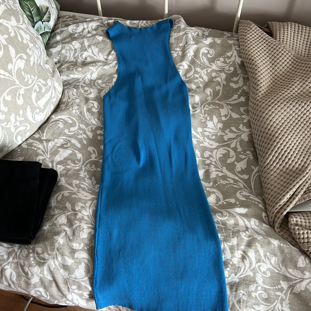 Säljer jättefin blå klänning. Storlek S och väldigt stretchig så passar lätt en M. Använd en gång och inte min stil tyvärr❤️pris kan diskuteras . Klänningar.