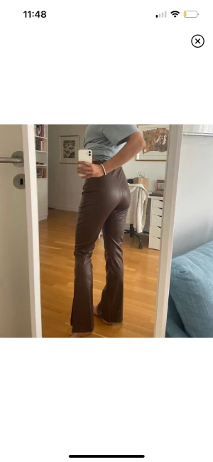 Bruna läderbyxor - Bruna OANVÄNDA läderbyxor från Nelly! Skitfina nu till vår och sommar, nypris 600kr💓