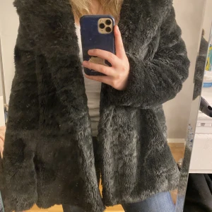 Pälsjacka - Svart pälsjacka, inga defekter på jackan💕 