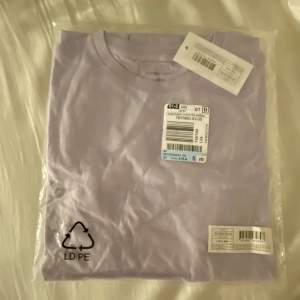 Säljer denna lila T-shirt i strlk S, aldrig använd och ligger i förpackning. 