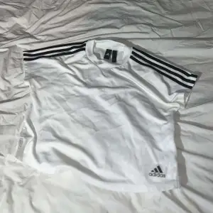 En vit adidas tröja i tjockare tyg. Går att använda till träning eller vardags. Knappt använd, som ny. Tröjan är i Xs sitter dock som en S/M. 