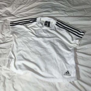 Vit adidas tröja  - En vit adidas tröja i tjockare tyg. Går att använda till träning eller vardags. Knappt använd, som ny. Tröjan är i Xs sitter dock som en S/M. 