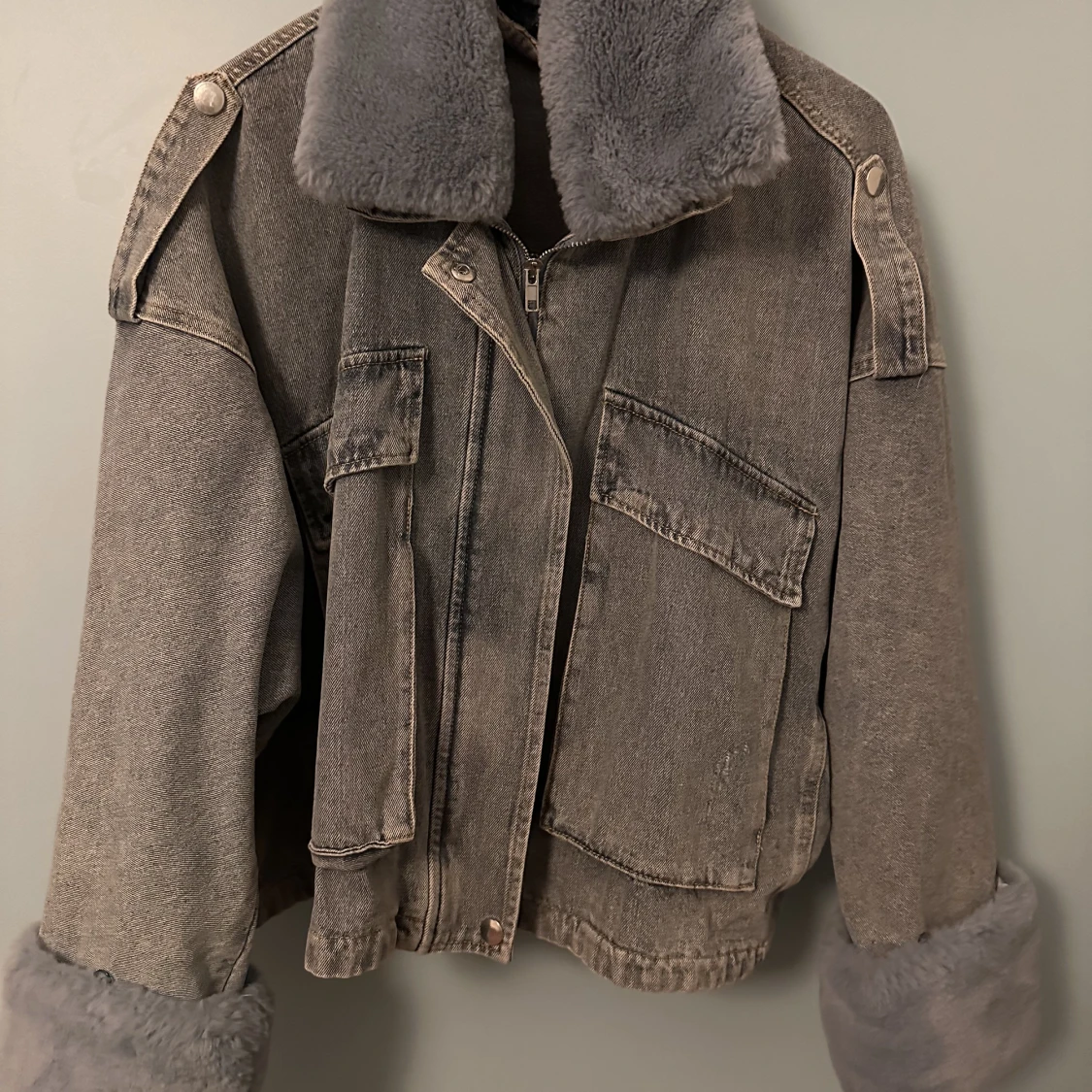 Trendig jacka med päls