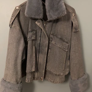 Trendig jacka med päls - Säljer denna fina jackan med avtagbar päls från Missguided, eftersom att jag använder inte den. Köptes på Plick för ungefär 7 månader sen och har inte använts en enda gång, väldigt bra skick! Storlek 38 men är ändå oversized :)  (sista bilden är lånad!!)
