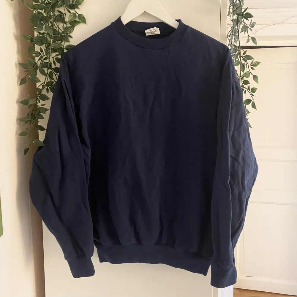 mörkblå sweatshirt i storlek M. köpt second hand. skriv om du har några frågor :). Tröjor & Koftor.