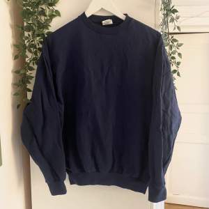 mörkblå sweatshirt i storlek M. köpt second hand. skriv om du har några frågor :)