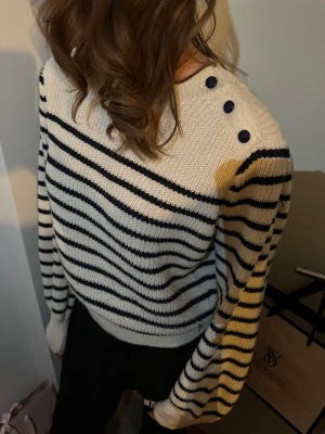 Randig tröja  - Säljer denna mysiga och dina randiga tröja 💗
