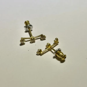 Örhängen  - Snygga moderna, guldiga örhängen med stenar (äkta silver)😍 Kontakta mig innan köp eller vid frågor <3