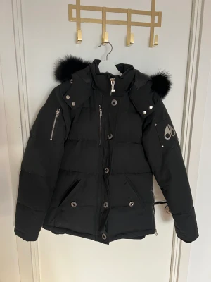 Moose knuckles  - DAMMODELL  Kan möjligtvis passa herr i mindre  storlek då den ser unisex ut. Moose knuckles kopia. använd en gång i storlek M. Pris går att diskutera vid snabb affär.