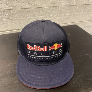Red Bull Keps - Aldrig använd,Ny skick Köpt för 300kr Säljes för 150kr Spänne där bak