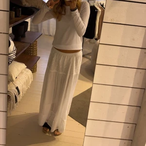 Långkjol - Säljer Min super älskade Långkjol som tyvärr inte kommer till användning längre! Nypris 650🥰storlek L men passar mig som har xs/s!