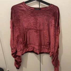 Burgandy tröja velvet - Jättefin. Stylen på den är kort. Tunn material