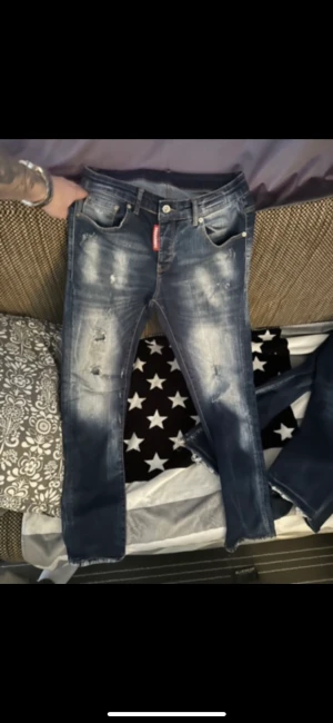 D2 Jeans - Säljer mina 3 par d2 jeans då dem inte används. Ok skick på dem, passar mig som är 1,84+-