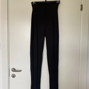Högmidjade kostymbyxor - Väldigt högmidjade mjuka kostymbyxor. Köpta på Nelly. Använda 2 gånger. Ge gärna egna bud om pris inte passar. Är öppen för förslag!