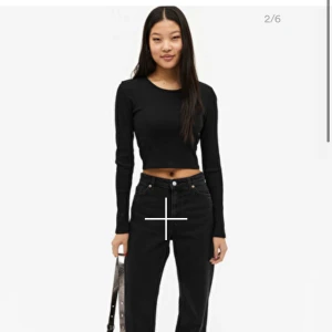 Svart ribbad topp  - Svart ribbad topp från Monki i storlek M, passar även S. Basic men snygg! Köptes för 150kr 