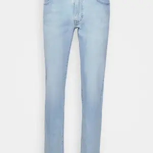 Levi’s 511 ljusa jeans Slimmade jeans som passar perfekt till våren och sommaren! Om du vill diskutera pris eller har frågor så är det bara att skriva!