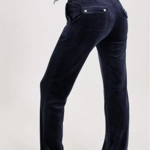 Marinblå juicy couture  - Säljer mina juicy byxor. Använda få gånger, de är fortfarande mjuka. Skriv om ni undrar något.💕 Kan pruta också.