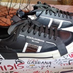 Dolce & Gabbana  - Storlek 44. Lite använd Men fortfarande nyskick. Ni kan se på bilderna. Kan skicka mera bilder om så önskas. Köptes hos BIRGER CHRISTENSEN Köpenhamn. Kvittot har jag tyvärr tappat bort. 