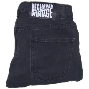 Knappt använda bootcut jeans från Reclaimed Vintage i 100% bomull😍 Står ingen vanlig storlek utan bara att midjan är 70cm, men de skulle kunna passa någon med storlek M. Når nästan till golvet på mig som är 172cm. Frakt ingår ej i priset💕 (LÄS BIO) 💗