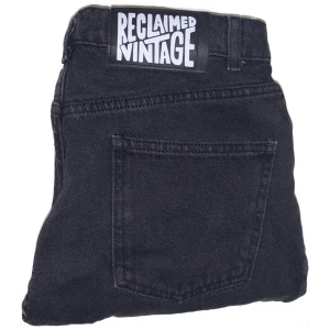 Reclaimed Vintage Bootcut Jeans - Knappt använda bootcut jeans från Reclaimed Vintage i 100% bomull😍 Står ingen vanlig storlek utan bara att midjan är 70cm, men de skulle kunna passa någon med storlek M. Når nästan till golvet på mig som är 172cm. Frakt ingår ej i priset💕 (LÄS BIO) 💗