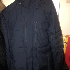 Peak performance shiga jacket Herr - Herr jacka från peak performance. Kostar 3500kr nypris och inte använd mycket alls så den är som ny. Jackan håller dig varm i alla väder.
