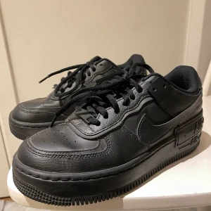 Nike Af1 Shadow - Air Force One. Använda bara ett fåtal gånger, väldigt bra skick.  Finns på Brandholmen i Nyköping.  Kan skickas mot fraktkostnad.  /Mattias