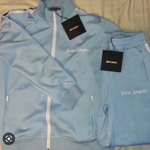 Palm Angels  - OBS; hjälper min kille få detta sålt!  Ett sjukt fint Palm angels sett i färgen ljusblå. I storlek. 900 styck, 1800kr för båda. Pris kan diskuteras. (LÅNAD BILD)