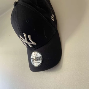 Newyork keps - Mörkblå  Medium large  Knappt använd