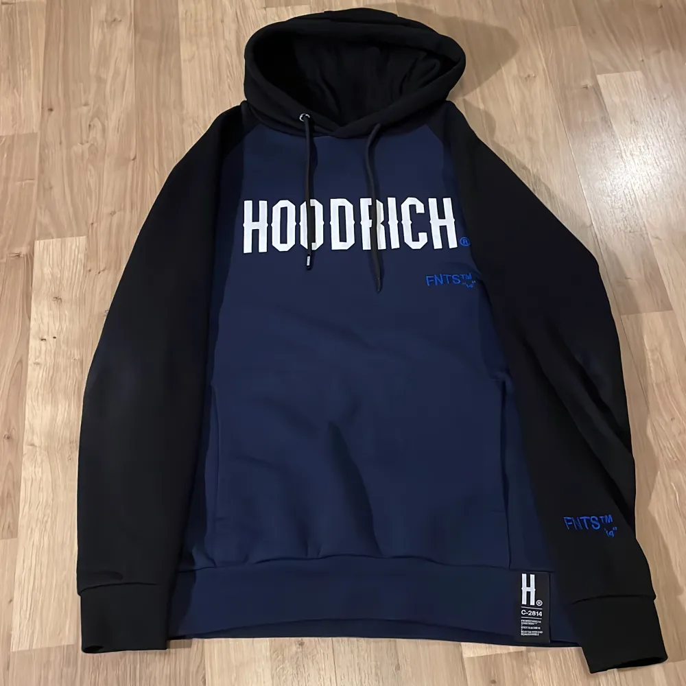 Detta är en hoodrich hoodie/huvtröja i färgerna blå och svart Samt att den är i väldigt fint o bevarat skick. Hoodies.