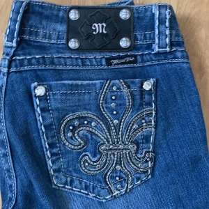 Miss me jeans - Miss me jeans! Innerbenslängd: 79cm midjemått rakt över: 38cm       