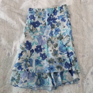 Blommig kjol - Jättefin blommig kjol. Stretchig midja, storlek 38. Andra bilden är passform på mig som vanligtvis har 34-36.