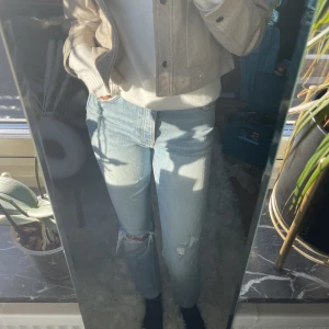 Straight/mom jeans - Säljer dessa mom/ straight fit jeans ifrån Gina tricot! Har även ett par likadana i storlek 40 inne! Väldigt fint skick🫶🏻använd gärna köp nu!
